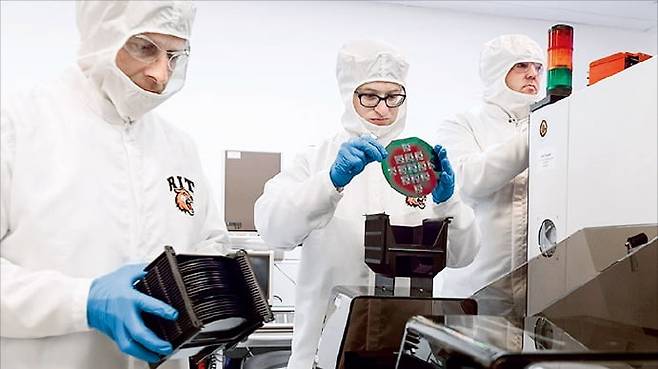 미국 뉴욕주 로체스터공대 내 반도체·마이크로시스템제조연구소(SMFL) 클린룸에서 마이크로전자공학과 학생들이 반도체 제조 공정을 실습하고 있다. /﻿로체스터공대 제공