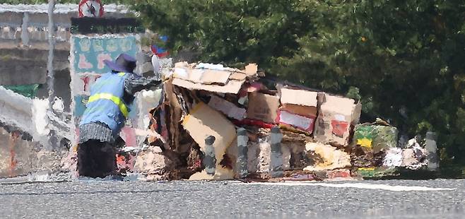 대구 수성구 상동 무학로에서 한 어르신이 폐지를 쌓은 리어카를 끌고 열기로 가득한 도로를 건너고 있다. 2024. 08. 09. 사진=연합뉴스