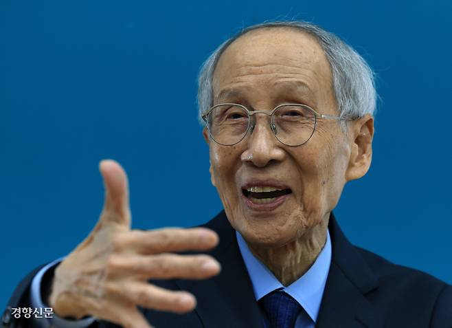 윤여준 더불어민주당 상임총괄선거대책위원장은 평소 4년 중임제로의 개헌이 필요하다고 주장해왔다. “개헌을 안 할 수는 없다”면서도 “지금은 내란 종식이 먼저”라는 입장인 이재명 후보에 대해 그는 “이 후보도 영원히 안 하겠다는 것은 아닐 것”이라며 “기회가 되면 헌법을 고쳐야 한다고 이 후보에게 말할 용의가 있다”고 말했다. 서성일 선임기자