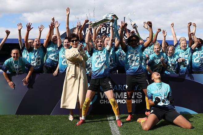 잉글랜드 여자프로축구 런던시티 선수들이 챔피언십 우승으로 여자슈퍼리그(WSL) 승격을 확정한 뒤 미셸 강 구단주와 함께 세리머니를 하고 있다. 런던시티 라이오네스 홈페이지