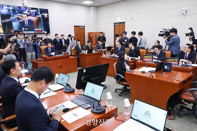 국회에서 14일 법원조직법·공직선거법·헌법재판소법 등을 심사하는 법제사법위원회 전체회의가 열리고 있다. 한수빈 기자