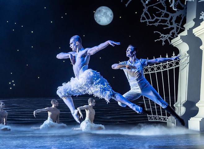 Matthew Bourne's "Swan Lake" (Courtesy of Johan Persson)