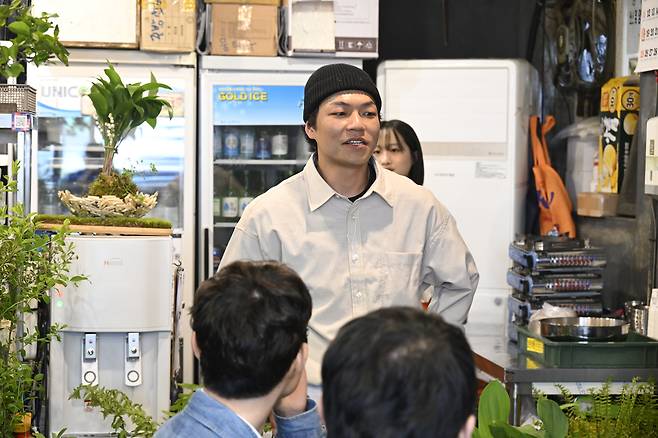 North Korean defector chef Kim Won-jun greets participants at a restaurant in Mapo District, western Seoul, on May 9. [MINISTRY OF UNIFICATION]
