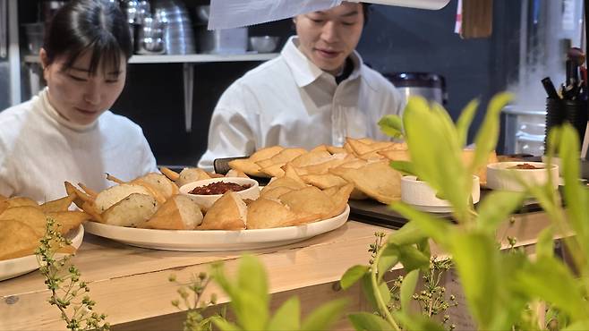 Kim Won-jun, right, and North Korean human rights activist Han Song-mi prepare dububab (tofu rice) together at a restaurant in Mapo District, western Seoul, on May 9. [MINISTRY OF UNIFICATION]