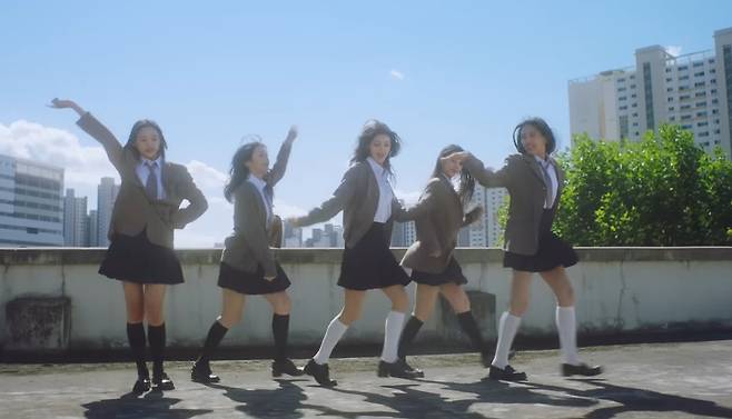 A still from NewJeans' music video for "Ditto" (2023) [SCREEN CAPTURE]