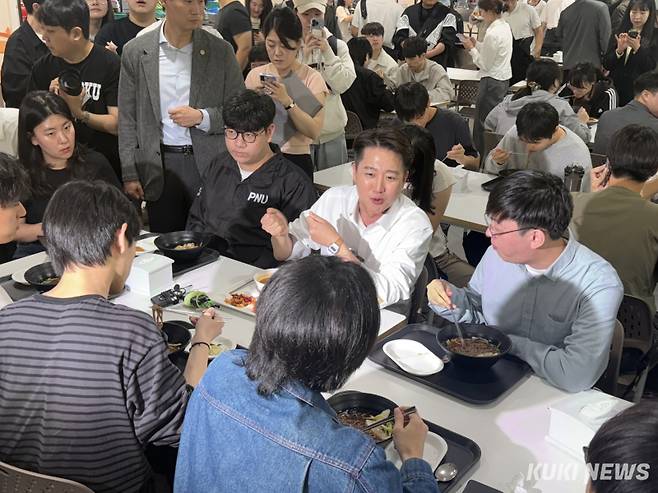 이준석 개혁신당 대선 후보가 14일 부산대 학생들과 점심을 먹으며 소통하고 있다. 송금종 기자&nbsp;