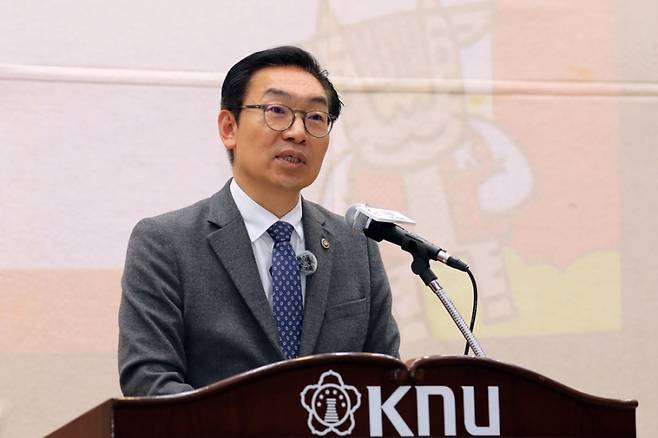 14일 경북대 국제경상관에서 열린 ‘대구경북 지식재산 토크콘서트-IP SHOW’에서 학생들을 격려하는 김완기 특허청장. 특허청