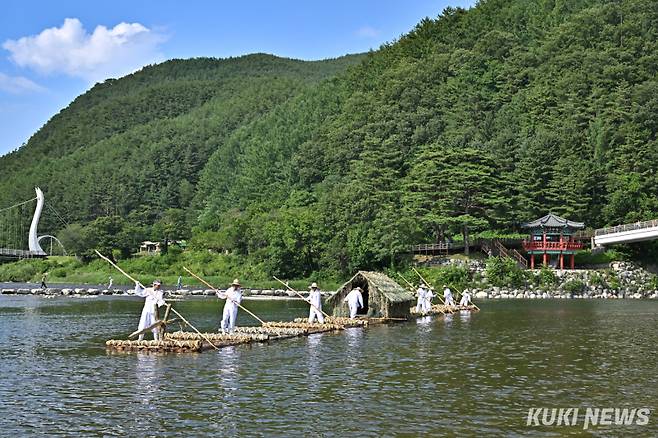 정선 아리랑 뗏목 시연 모습. (사진=정선군)