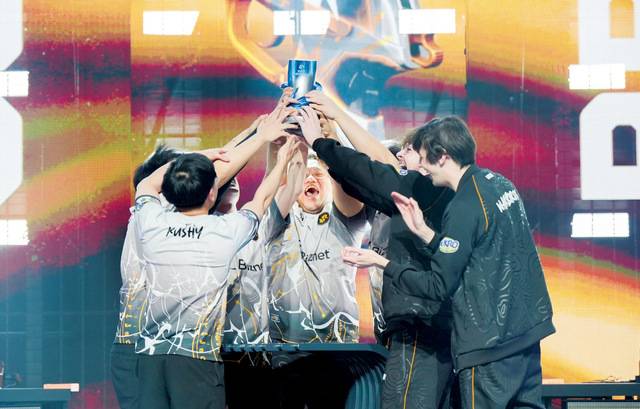 지난 11일 서울 마포구 상암 SOOP 콜로세움에서 진행된 VCT 퍼시픽 스테이지1 결승전에서 젠지를 3대 1로 꺾고 우승한 인도네시아 렉스 리검 퀀 선수단이 우승 트로피를 들고 기뻐하고 있다. 라이엇 게임즈 제공