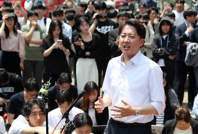 이준석 개혁신당 대선 후보가 13일 대구 경북대에서 청년들에게 지지를 호소하고 있다. 이 후보는 경북대에서 ‘학식먹자 이준석’ 행사를 진행했다. 연합뉴스