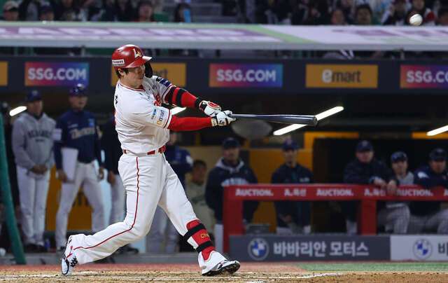 SSG 랜더스 최정이 13일 인천 SSG랜더스필드에서 열린 프로야구 KBO리그 NC 다이노스와의 경기 6회 2사 1루 상황에서 통산 500호 홈런을 치고 있다. 연합뉴스