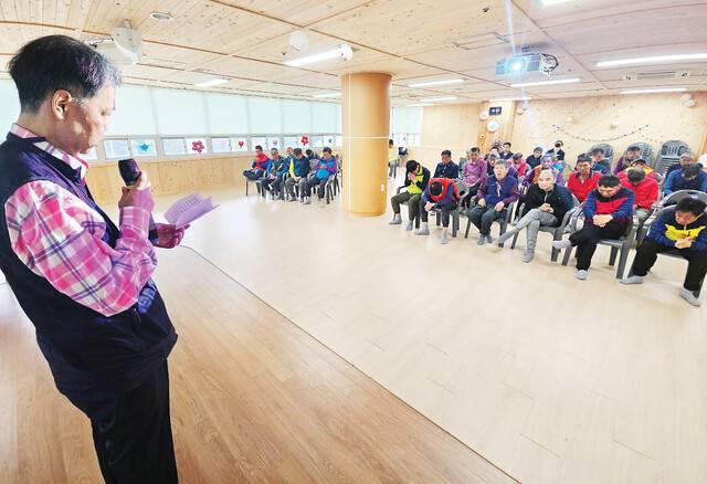 사진은 입소자인 차지훈(가명)씨가 대표기도를 하는 모습.