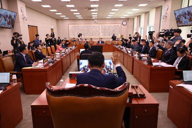 14일 서울 여의도 국회에서 열린 법원조직법·공직선거법·헌법재판소 등을 심사하는 법제사법위원회 전체회의에서 공직선거법 일부개정법률안을 표결하고 있다. 연합뉴스