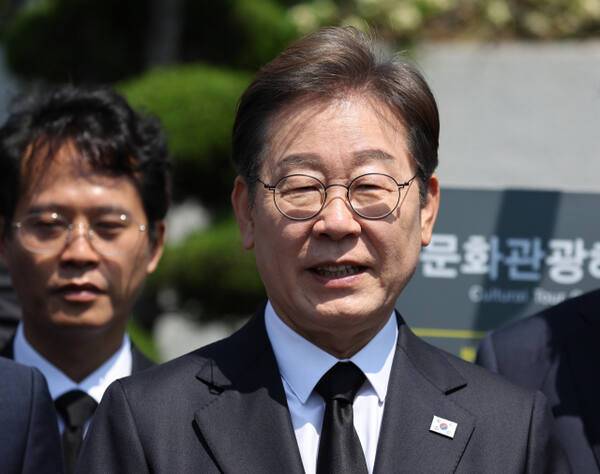 더불어민주당 이재명 대선후보가 14일 부산시 남구 유엔기념공원을 찾아 참배 후 취재진 질문에 답하고 있다. 연합뉴스