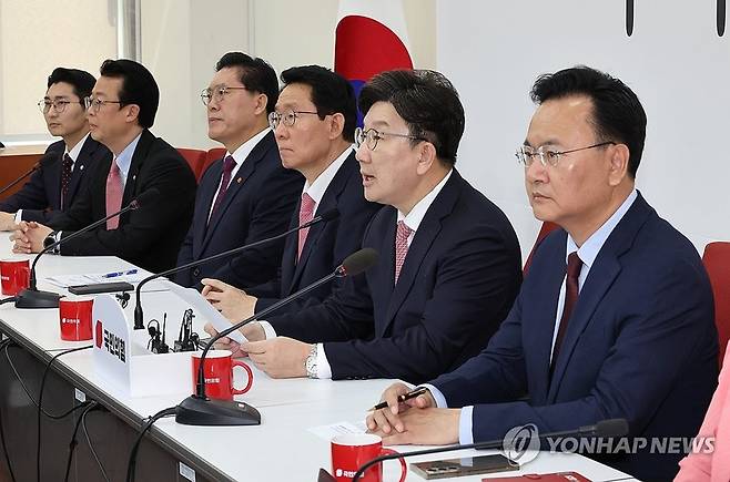 국민의힘 권성동 원내대표와 국민의힘 법제사법위원회 위원들