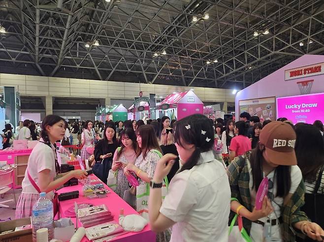 지난 11일 일본 도쿄 지바현 마쿠하리 멧세에서 열린 2025 KCON JAPAN 행사장 내부. K컬처를 경험할 수 있는 270개 부스가 들어선 가운데, 많은 관람객들이 부스를 체험하기 위해 몰려 붐비고 있다. [김효혜 기자]