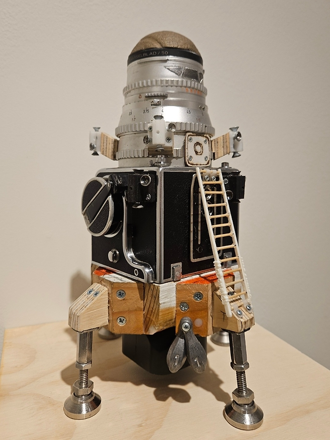 SLR 카메라 렌즈 부분을 활용해 만든 톰 삭스의 소형 착륙선 모형 작품. 송경은 기자