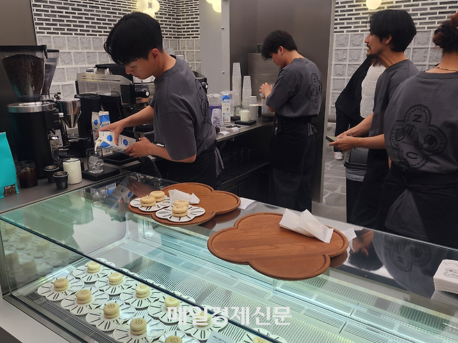 자라(ZARA) 명동 눈스퀘어 플래그십 스토어 내부 자카페. [사진=김금이 기자]