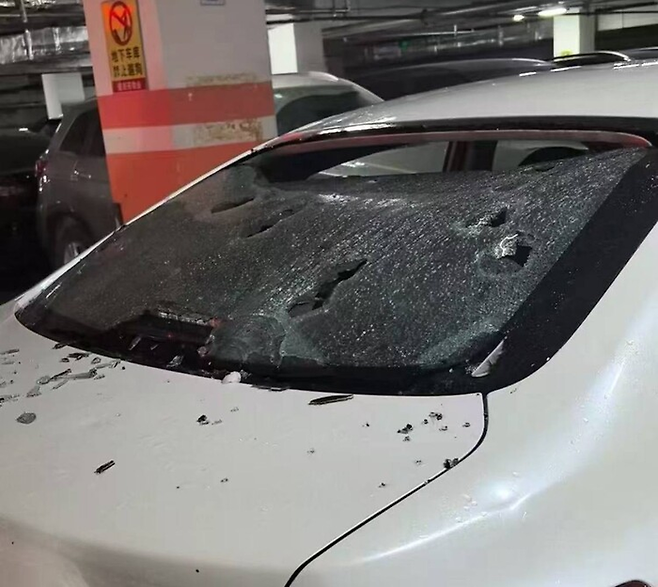 13일 저녁 중국 베이징에 우박이 내려 차량 파손 등의 피해가 발생했다. [사진 = 웨이보]
