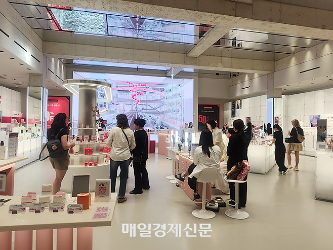 서울 종로구 북촌한옥마을에 위치한 ‘와이레스’ 매장이 외국인 관광객들로 북적이고 있다. [사진=김금이 기자]