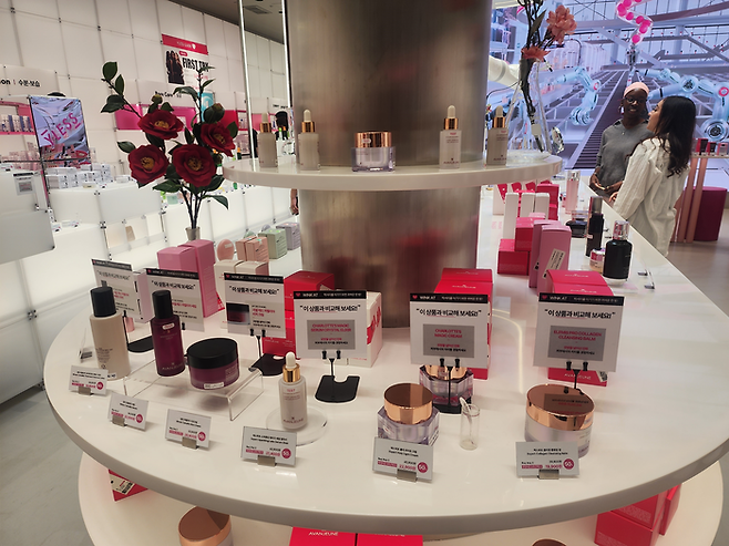 서울 종로구 북촌한옥마을에 위치한 ‘와이레스’ 매장 내부의 듀프 제품들 [사진=김금이 기자]