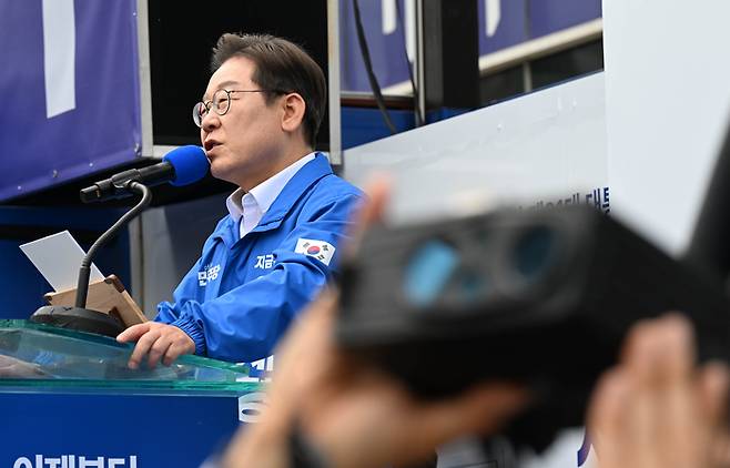 이재명 더불어민주당 대선 후보가 14일 창원시 상산구 상남분수광장에서 집중 유세를 하고 있다. [김호영 기자]