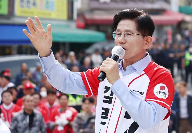 김문수 국민의힘 대선 후보가 14일 경남 밀양시 밀양관아 앞에서 유세를 하고 있다. [사진 = 뉴스1]