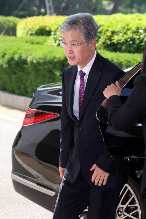 조희대 대법원장이 14일 오전 서울 서초구 대법원으로 출근하고 있다. 뉴스1