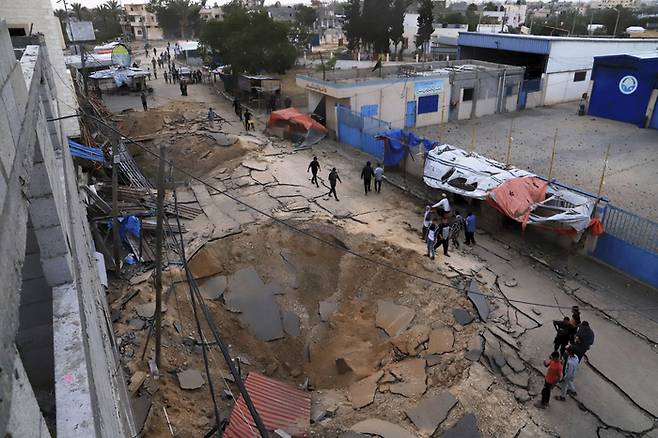 팔레스타인 가자지구 당국이 13일(현지시간) 칸유니스 유럽병원에 대한 이스라엘군의 공습을 조사하고 있다. [AP = 연합뉴스]