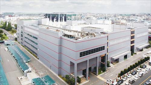 DB그룹 계열사 DB월드와 DB메탈 합병을 두고 논란이 뜨겁다. 사진은 DB하이텍 부천캠퍼스 전경. (DB하이텍 제공)