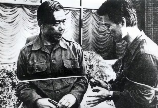 1979년 당시 김재규 중정부장이 박정희 전 대통령 시해사건 현장 검증에서 상황을 재연하는 모습.(사진=연합뉴스)