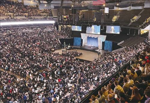 지난 5월 3일(현지 시간) 미국 네브래스카주 오마하에서 열린 버크셔해서웨이 주주총회장에 주주 등 4만명이 운집해 있다. (윤원섭 특파원)