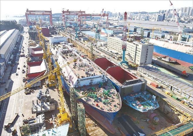 재계 전반이 움츠러든 가운데서도 HD현대중공업 실적이 날개를 달면서 배경에 관심이 쏠린다. 사진은 HD현대중공업 울산조선소.  (HD현대중공업 제공)