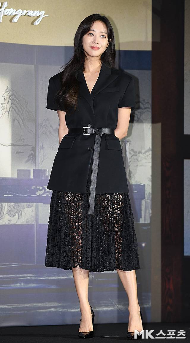 은은한 시스루 레이스 스커트가 청순미와 시크미를 동시에 자아냈다. 사진=천정환 기자