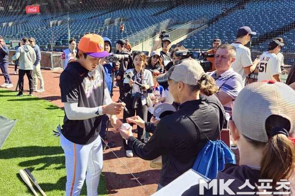 샌프란시스코의 이정후가 14일(한국시간) 경기를 앞두고 팬들에게 사인을 해주고 있다. 사진(美 샌프란시스코)= 김재호 특파원