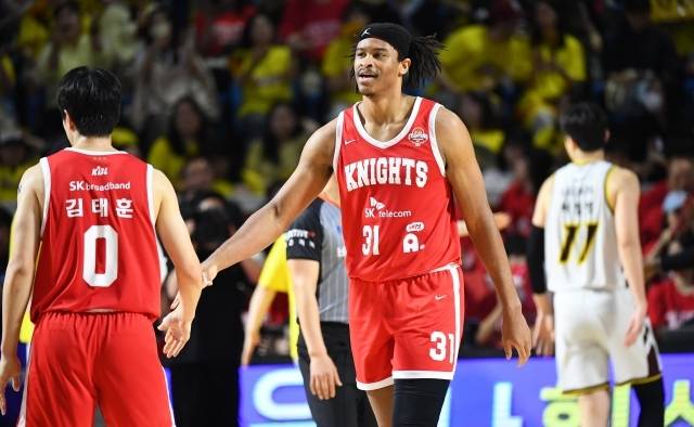 아이재아 힉스는 “LG 수비는 강하다. 그러나 그만큼 우리도 강하다. (칼)타마요와 (아셈)마레이를 압박, 밖으로 밀어내는 수비가 잘 됐다”며 “나는 워니의 뒤를 책임지는 선수다. 항상 잘하는 그가 있기에 많은 시간 뛰지 못하고 있지만 계속 준비하고 있었다. 5차전과 같은 상황이 와도 나는 잘 달리고 잘할 수 있다”고 자신했다. 사진=KBL 제공