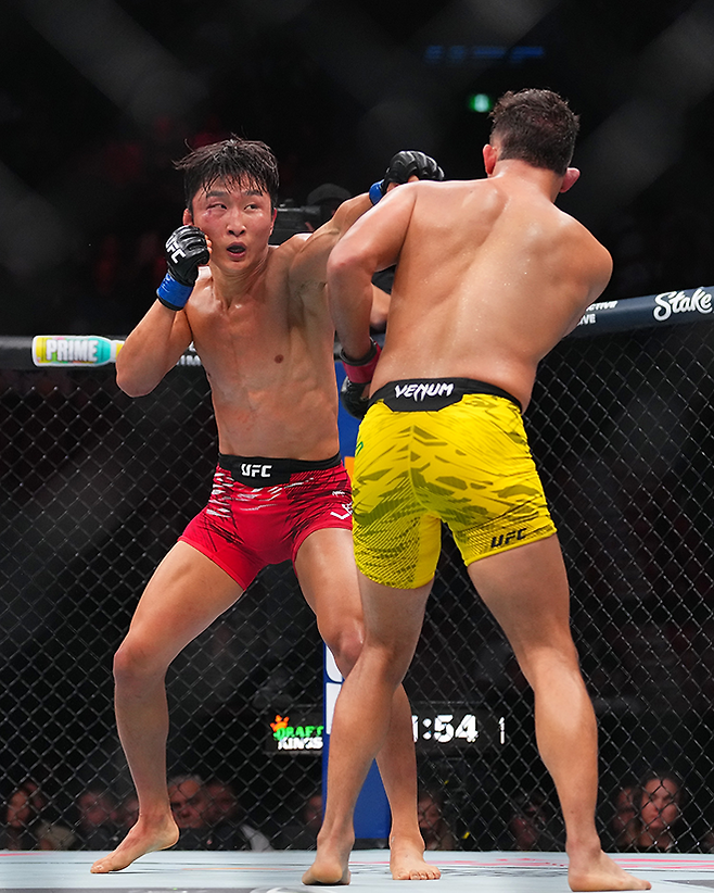 Road to UFC 시즌1 페더급 토너먼트 우승자 이정영이 2025년 5월 캐나다 퀘벡주 몬트리올 벨 센터 UFC 315 제2경기에서 시도한 공격이 UFC 밴텀급 2승 1패 다니에우 구스타부 곤자가 산투스한테 닿지 않고 있다. 사진=TKO