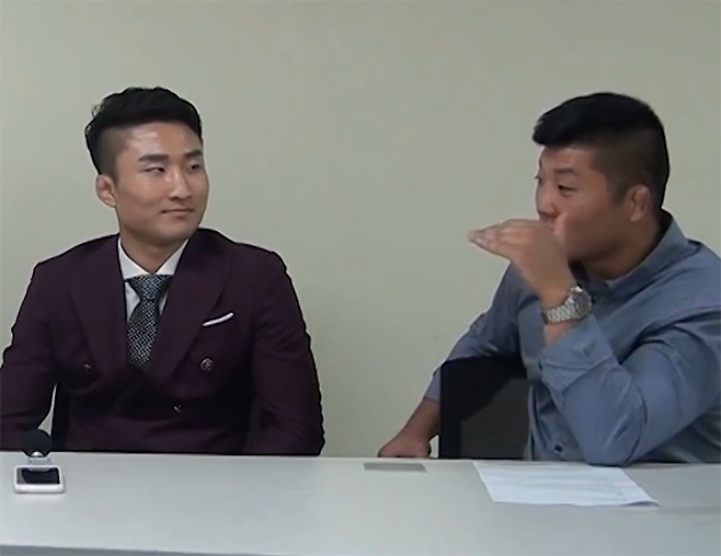 2018년 10월 제2대 로드FC 라이트급 챔피언 권아솔이 다음 달 로드FC 페더급 타이틀에 도전하는 이정영에게 기술적인 단점 보강 필요성을 얘기하고 있다. 사진=세계격투스포츠협회