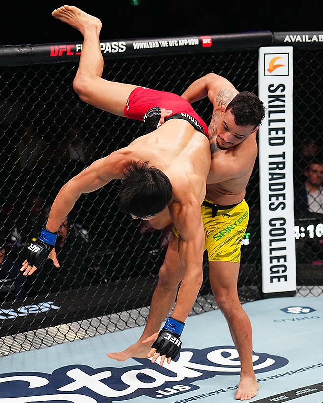 Road to UFC 시즌1 페더급 토너먼트 우승자 이정영이 2025년 5월 캐나다 퀘벡주 몬트리올 벨 센터 UFC 315 제2경기에서 UFC 밴텀급 2승 1패 다니에우 구스타부 곤자가 산투스한테 테이크다운을 당하고 있다. 사진=TKO