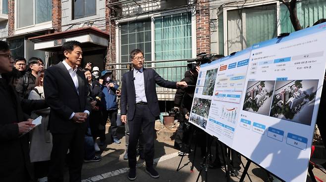 오세훈 서울시장이 지난 3월 17일 서울 구로구 오류동 소규모 재건축 현장을 찾아 추진 상황을 살펴보고 있다. Copyright (C) 뉴스1. All rights reserved. 무단 전재 및 재배포,  AI학습 이용 금지. /사진=뉴스1