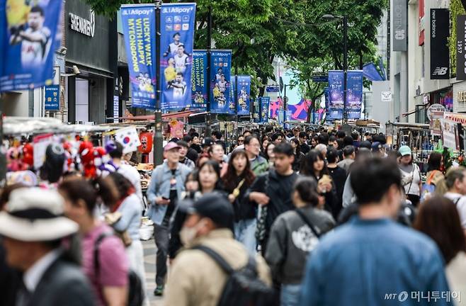5월 연휴 마지막 날인 6일 서울 중구 명동거리가 시민을 비롯한 관광객들로 붐비고 있다./사진=뉴시스