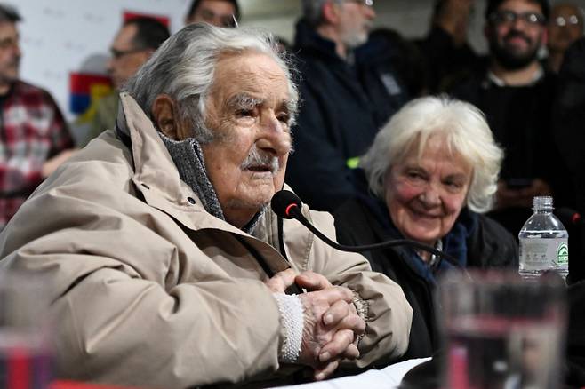 세계에서 가장 가난한 대통령으로 불리는 호세 무히카 전 우루과이 대통령이 27일 (현지시간) 부인 루시아 토폴란스키오 함께 몬테비데오 국민참여운동(MPP) 당사에서 기자회견을 하고 있다. 이후 무히카 전 대통령은 암 치료에 따른 신장 기능 저하로 24시간 입원 가료후 집으로 귀가했다. /AFPBBNews=뉴스1