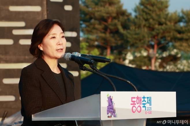 [서울=뉴시스] 최진석 기자 = 오영주 중소벤처기업부 장관이 3일 세종 중앙공원에서 열린 동행축제 개막식에서 개회사를 하고 있다. (사진=중소벤처기업부 제공) 2025.05.04. *재판매 및 DB 금지 /사진=뉴시스