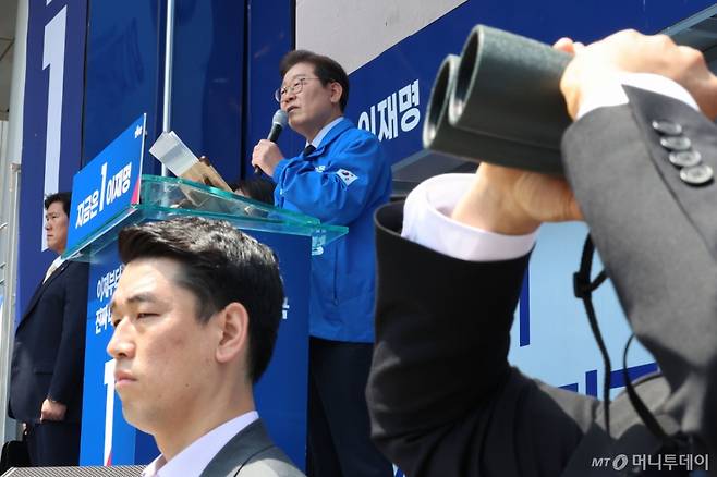 (구미=뉴스1) 안은나 기자 = 이재명 더불어민주당 대통령 후보가 대표적 험지인 대구·경북(TK) 지역 유세에 돌입한 13일 오전 경북 구미역 광장에서 연설하는 가운데 경호원들이 경계 근무를 하고 있다. (공동취재)  2025.5.13/뉴스1  Copyright (C) 뉴스1. All rights reserved. 무단 전재 및 재배포,  AI학습 이용 금지. /사진=(구미=뉴스1) 안은나 기자