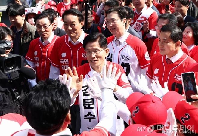 김문수 국민의힘 대통령 후보가 14일 오전 경남 진주시 진주광미사거리 일대에서 유세를 하고 있다./사진=뉴스1
