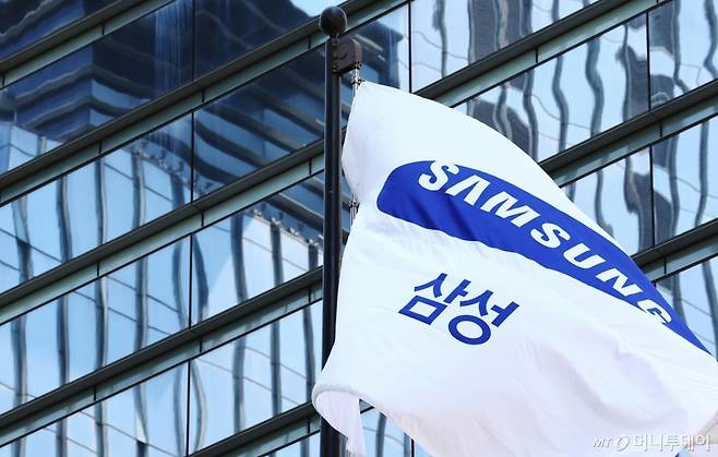 (서울=뉴스1) 장수영 기자 = 서울 서초구 삼성전자 서초사옥에 삼성 깃발이 바람에 펄럭이고 있다. 2025.4.30/뉴스1  Copyright (C) 뉴스1. All rights reserved. 무단 전재 및 재배포,  AI학습 이용 금지. /사진=(서울=뉴스1) 장수영 기자