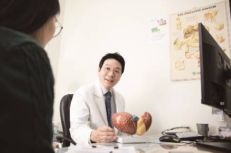 서석원 중앙대병원 장기이식센터장(간담췌외과 교수)가 환자를 진료하고 있다./사진=중앙대병원