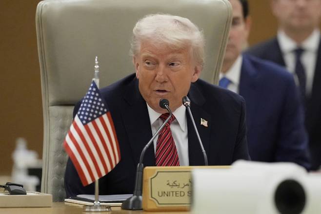 도널드 트럼프 미국 대통령이 14일(현지 시간) 사우디아라비아 리야드에서 열린 걸프협력회의(GCC) 정상회의에 참석해 발언하고 있다./AP=뉴시스