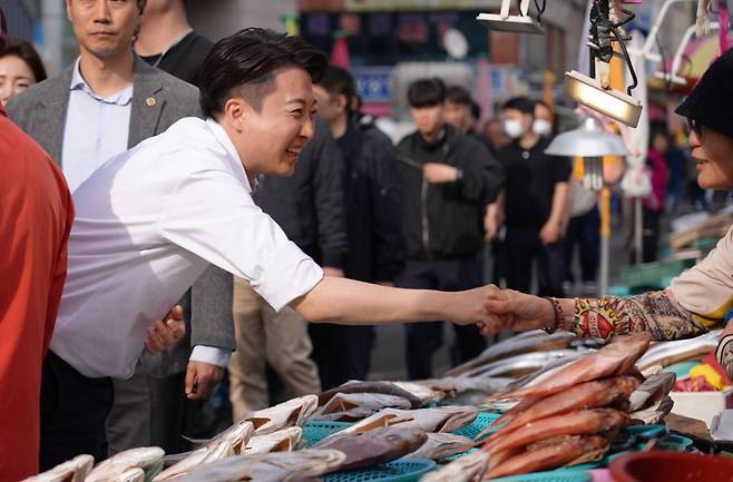 이준석 개혁신당 후보가 14일 부산 자갈치시장, 해안시장에서 상인들과 만나는 모습. /사진=개혁신당.