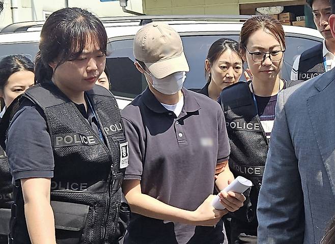 육군 12사단  '훈련병 사망' 사건과 관련해 규정을 어긴 군기훈련(얼차려)을 지시한 혐의를 받는 중대장이 지난해 6월 21일 강원도 춘천지법에서 열린 영장실질심사(구속 전 피의자 심문)에 출석하고 있다./사진=뉴스1